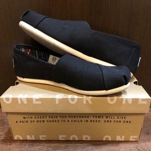 Women’s black TOMS